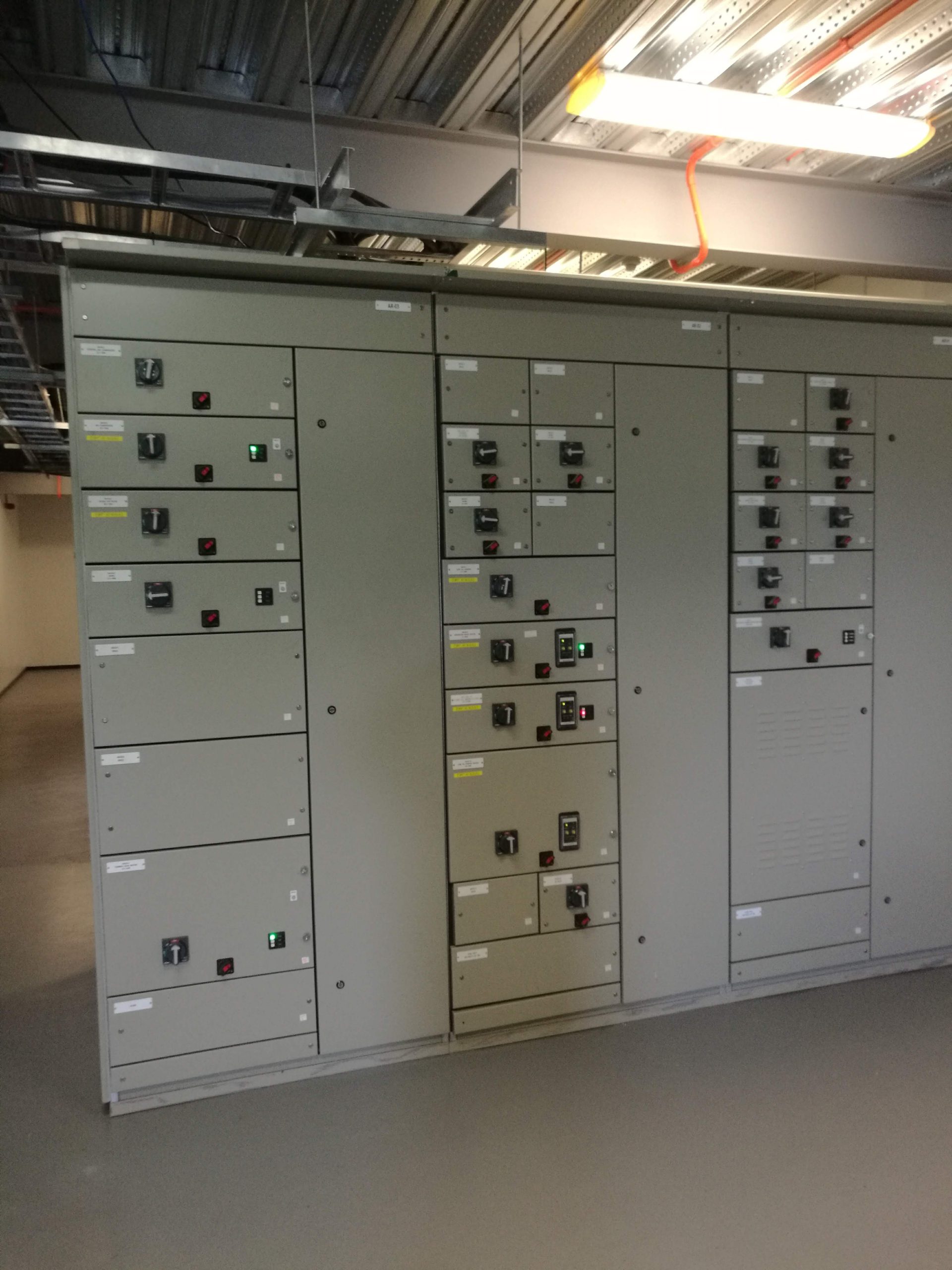 Industrial electrical installation with conduits and cabling